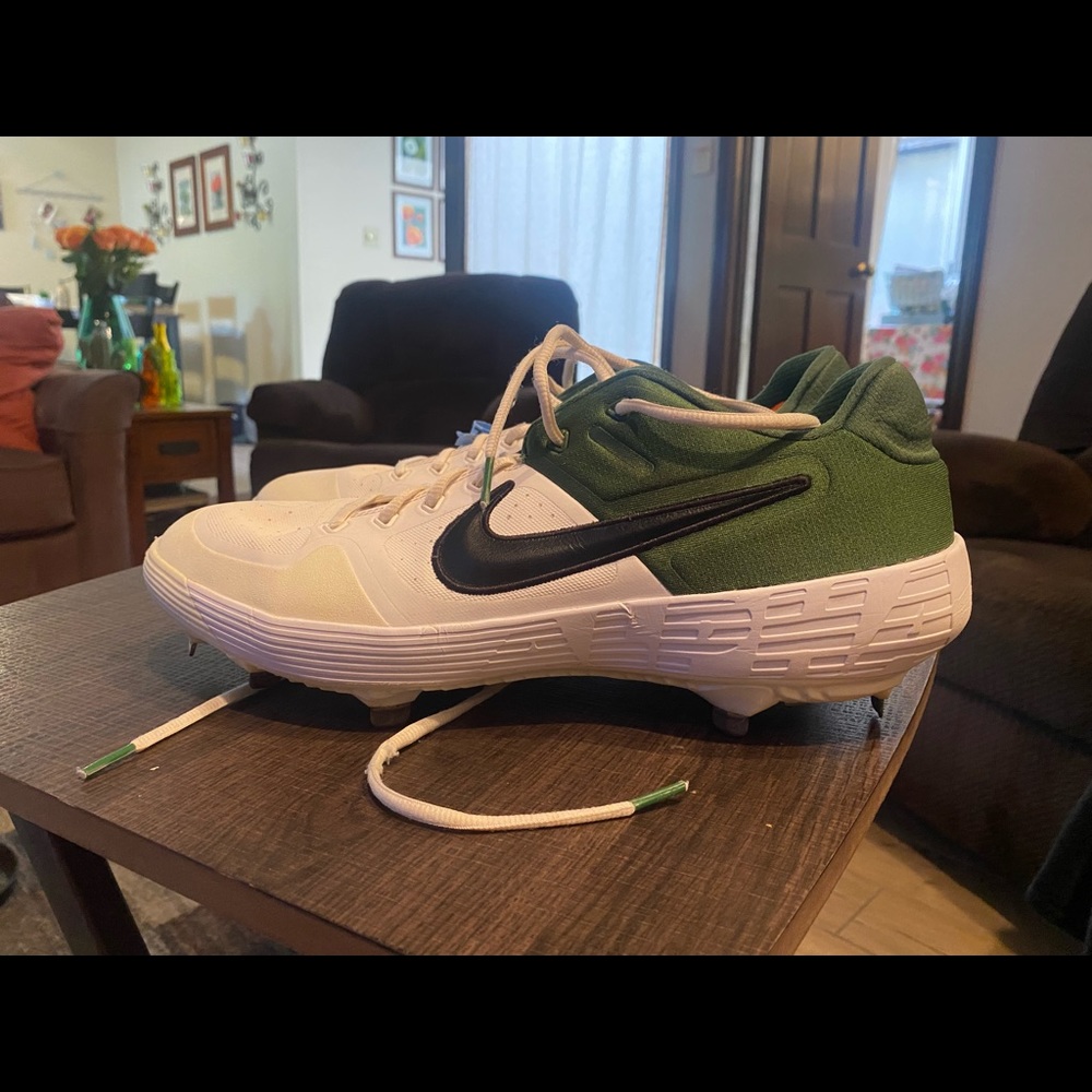 NIKE MENS BRAND NEW HURACHE BASEBALL CLEATS SIZE13